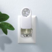 leaves scentplug fan plugged into outlet image number 1