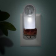 leaves scentplug fan plugged into outlet image number 3