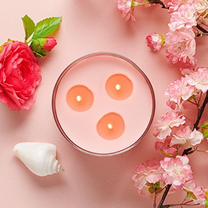 3 wick candle with decorative item