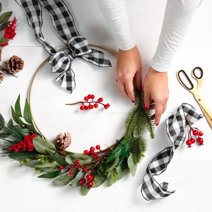 diy holiday wreath thumbnail